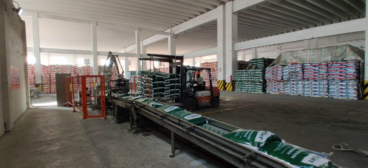 安全有序的自动化生产线.jpg 安全有序的自动化生产线.jpg