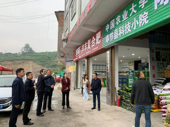 张主任与各级领导视察科技小院服务中心,罗总对 汇报服务中心进行讲解工作.jpg