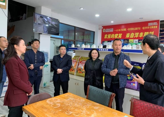 图片3张主任与各级领导视察科技小院服务中心,罗总对 汇报服务中心进行讲解工作.jpg 图片3张主任与各级领导视察科技小院服务中心,罗总对 汇报服务中心进行讲解工作.jpg