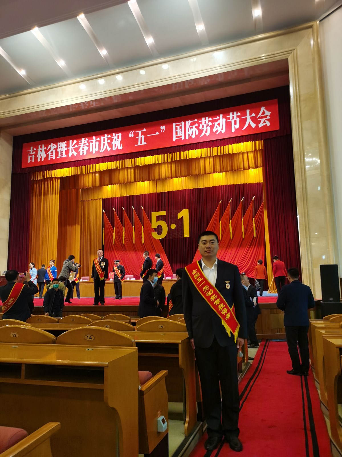 张雨_副本.jpg 张雨_副本.jpg