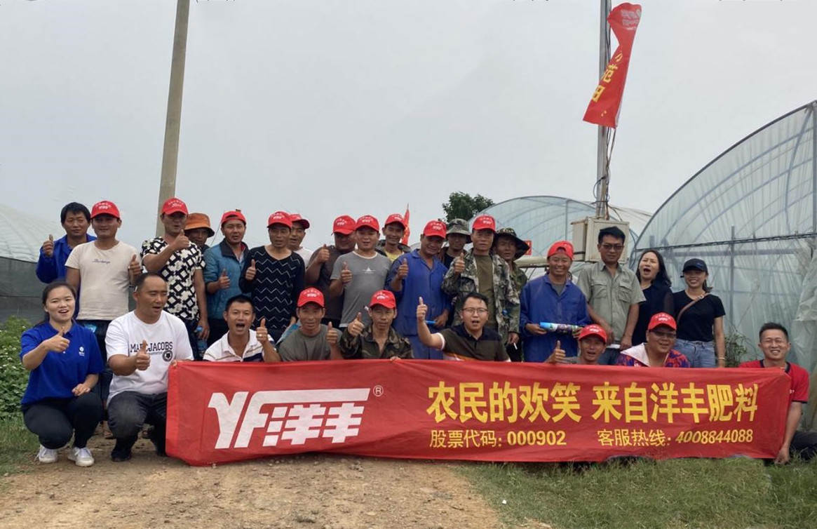 部分观摩人员在示范田边留影_副本.jpg 部分观摩人员在示范田边留影_副本.jpg