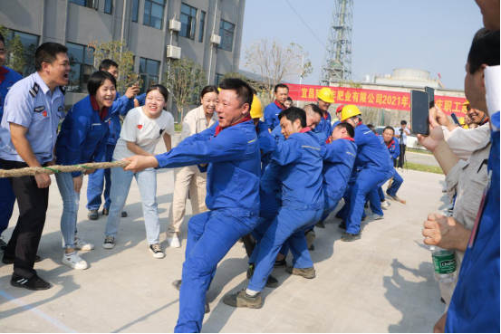 宜昌伟德国际1946拔河比赛现场.jpg