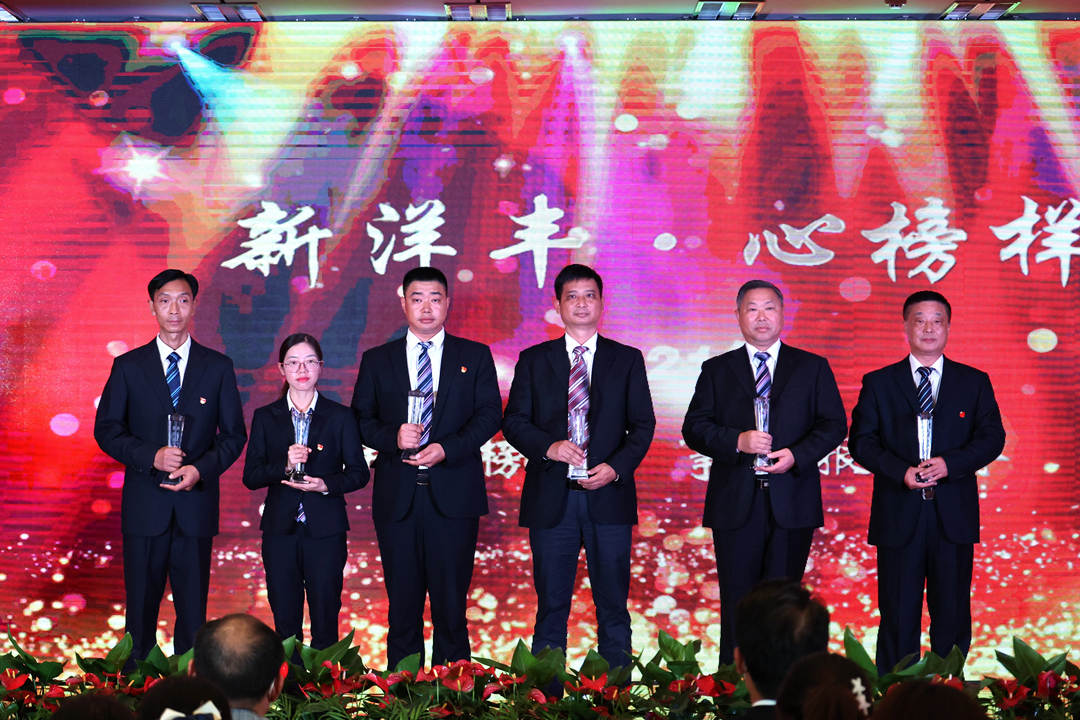 从左至右依次是杨兵箭,乔珊、秦军学夫妇,郑永宁,邱泽林,何月安.jpg 从左至右依次是杨兵箭,乔珊、秦军学夫妇,郑永宁,邱泽林,何月安.jpg