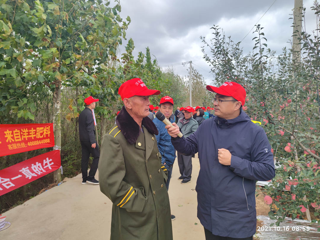 观摩人员现场接受笔者采访.jpg 观摩人员现场接受笔者采访.jpg