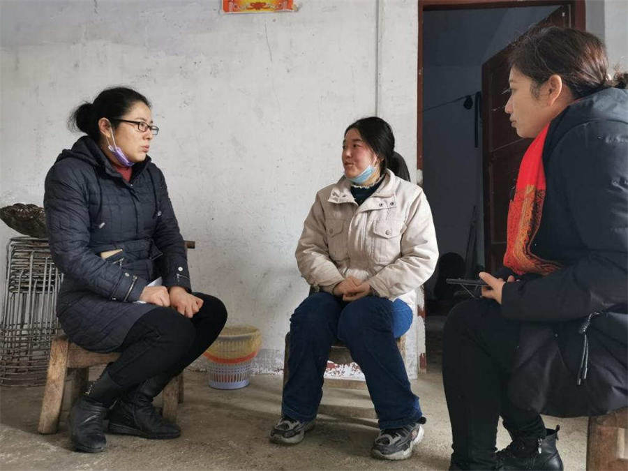 纪委书记兼工会主席王苹(左)带队走访慰问困难职工.jpg 纪委书记兼工会主席王苹(左)带队走访慰问困难职工.jpg