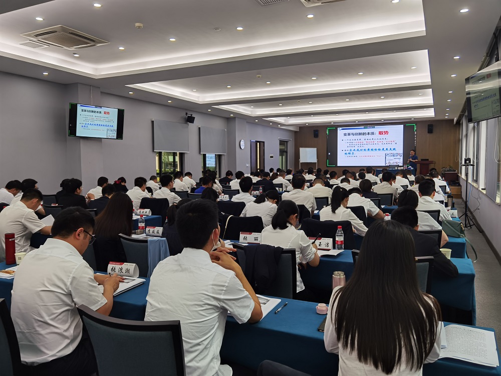 伟德国际1946开展第二期中高层综合能力提升培训.jpg
